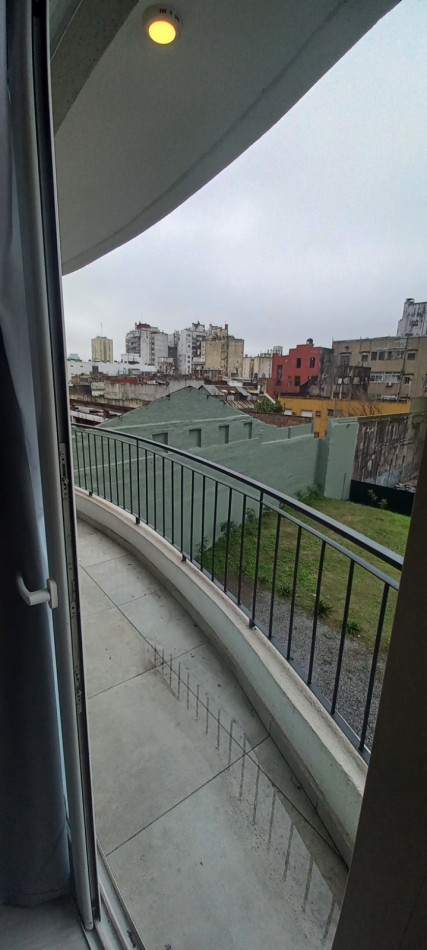 Oportunidad. Depto. 2 ambientes con cochera. Constitucion. A estrenar.